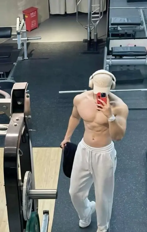 Hinh nen trai tap gym voi co bung noi nhe dang nang ta manh me va outfit the thao toi mau 4