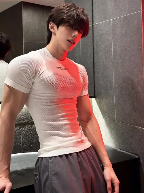 Hinh nen trai tap gym voi co bung noi nhe dang nang ta manh me va outfit the thao toi mau 5
