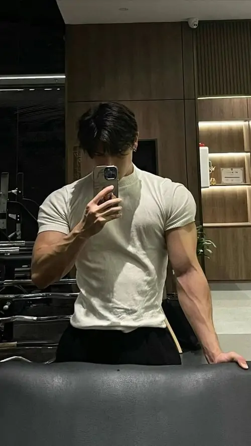 Hinh nen trai tap gym voi co bung noi nhe dang nang ta manh me va outfit the thao toi mau 6
