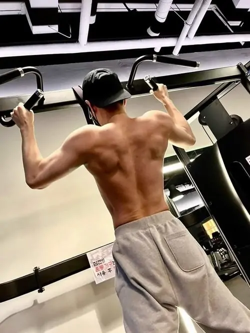 Hinh nen trai tap gym voi co bung noi nhe dang nang ta manh me va outfit the thao toi mau 7