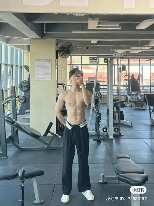 Hinh nen trai tap gym voi co bung noi nhe dang nang ta manh me va outfit the thao toi mau 8