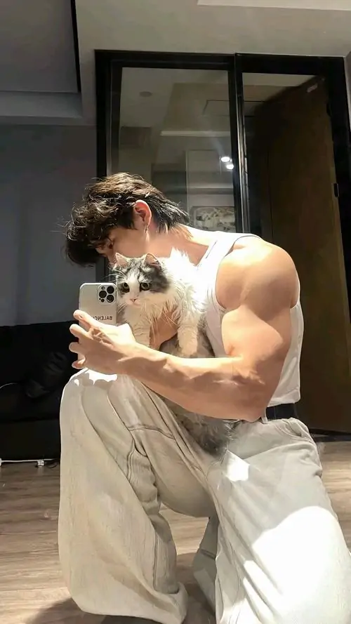 Hinh nen trai tap gym voi co bung noi nhe dang nang ta manh me va outfit the thao toi mau 9