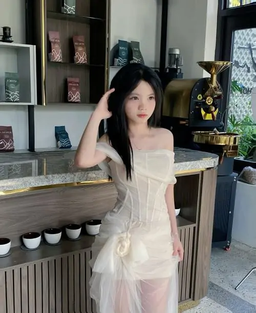 Hinh nguoi dep tao dang giua boi canh nguoc sang trang phuc om sat ton vong eo con kien 16