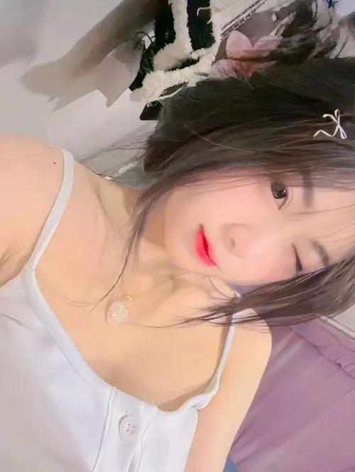 Hinh nu sinh trong treo mac dong phuc hoc duong Nhat Ban nu cuoi don tim va anh mat hut hon 3