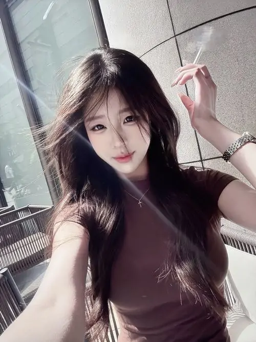 Hinh sac dep the gioi khoe ty le vang guong mat voc dang dong ho cat va anh sang sang trong 15