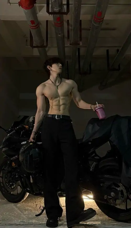 Hinh the nam gioi sau mui voi co nguc chu dien lan da ram nang va phom dang vam vo 3