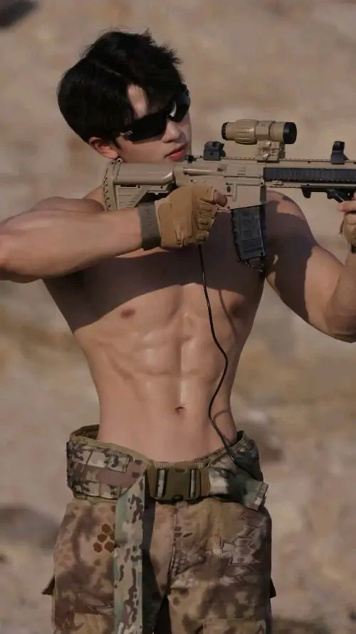 Hinh the nam gioi sau mui voi co nguc chu dien lan da ram nang va phom dang vam vo 4