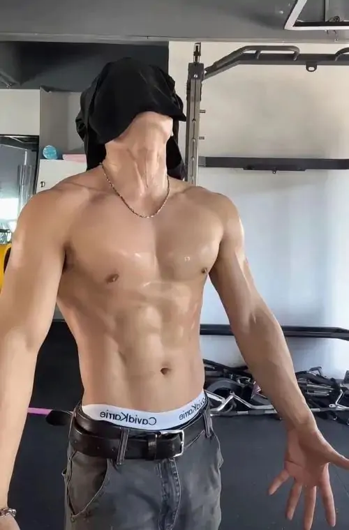 Hinh the nam gioi sau mui voi co nguc chu dien lan da ram nang va phom dang vam vo 7