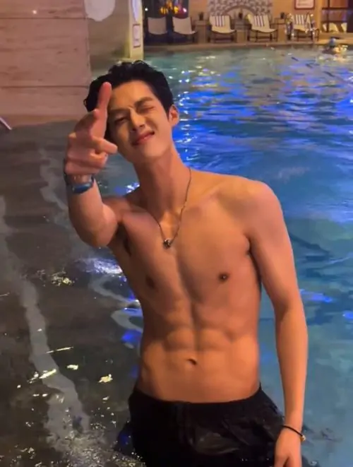 Hinh the nam gioi sau mui voi co nguc chu dien lan da ram nang va phom dang vam vo 8
