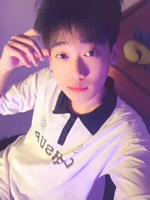 Hinh trai dep 2k8 ghi diem nho guong mat sang phong cach nam sinh hien dai va bieu cam de men tu nhien 10