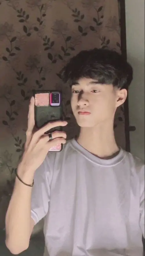 Hinh trai dep 2k8 ghi diem nho guong mat sang phong cach nam sinh hien dai va bieu cam de men tu nhien 13