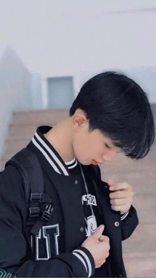 Hinh trai dep 2k8 ghi diem nho guong mat sang phong cach nam sinh hien dai va bieu cam de men tu nhien 14