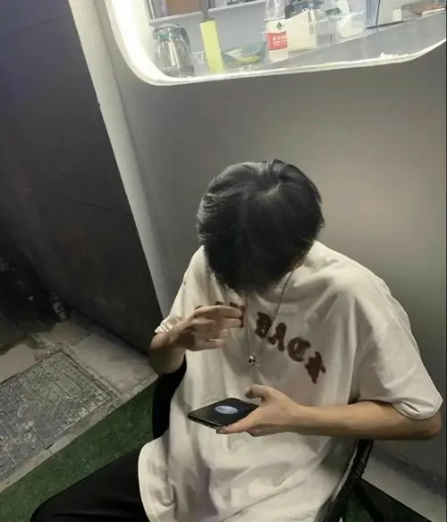 Hinh trai dep 2k8 ghi diem nho guong mat sang phong cach nam sinh hien dai va bieu cam de men tu nhien 8