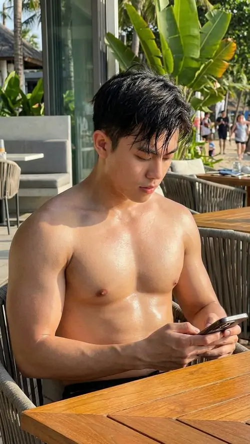 Hinh trai dep sau mui Viet khoe ranh bung cat net lan da khoe va phong thai manh me 1
