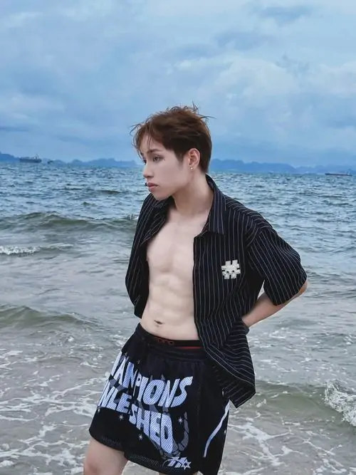 Hinh trai dep sau mui Viet khoe ranh bung cat net lan da khoe va phong thai manh me 12