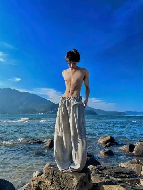 Hinh trai dep sau mui Viet khoe ranh bung cat net lan da khoe va phong thai manh me 14