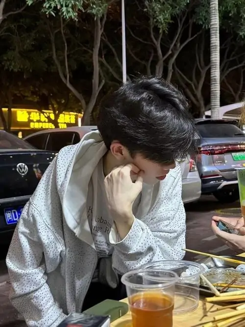 Kham pha anh trai dep 2006 voi mai toc bong guong mat sang va bieu cam rat de men 17