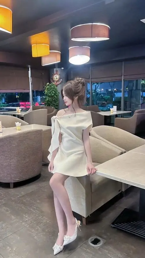 Kho anh hot girl mac vay trang ngan thanh thuan lan da sang va bieu cam tu nhien truoc ong kinh 1