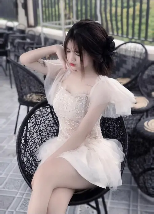 Kho anh hot girl mac vay trang ngan thanh thuan lan da sang va bieu cam tu nhien truoc ong kinh 4