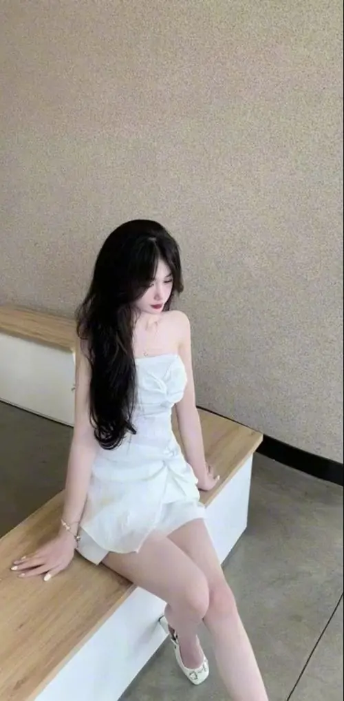 Kho anh hot girl mac vay trang ngan thanh thuan lan da sang va bieu cam tu nhien truoc ong kinh 9
