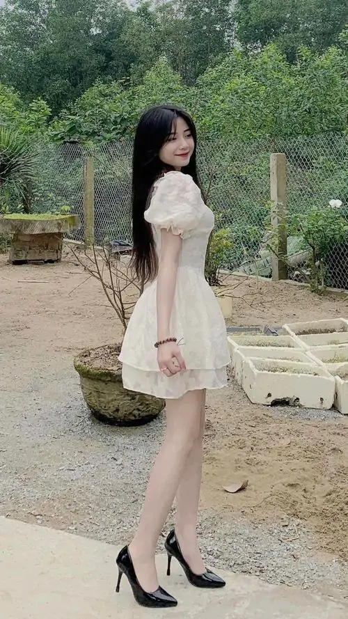 Kho anh thieu nu dien dam trang ngan trong boi canh ngoai troi toc dai va dang pose tu nhien 1