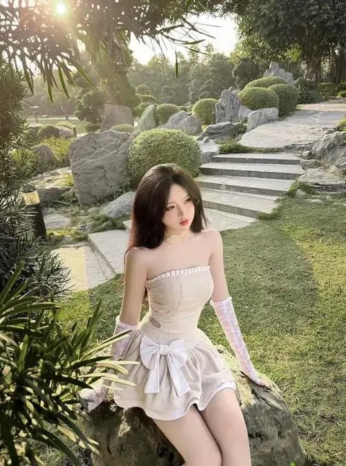 Kho anh thieu nu dien dam trang ngan trong boi canh ngoai troi toc dai va dang pose tu nhien 10