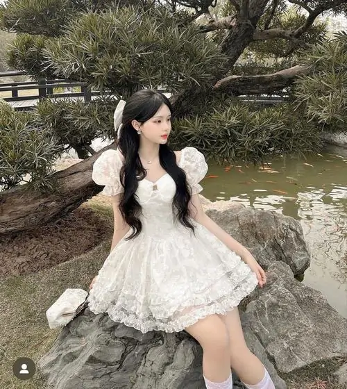 Kho anh thieu nu dien dam trang ngan trong boi canh ngoai troi toc dai va dang pose tu nhien 11