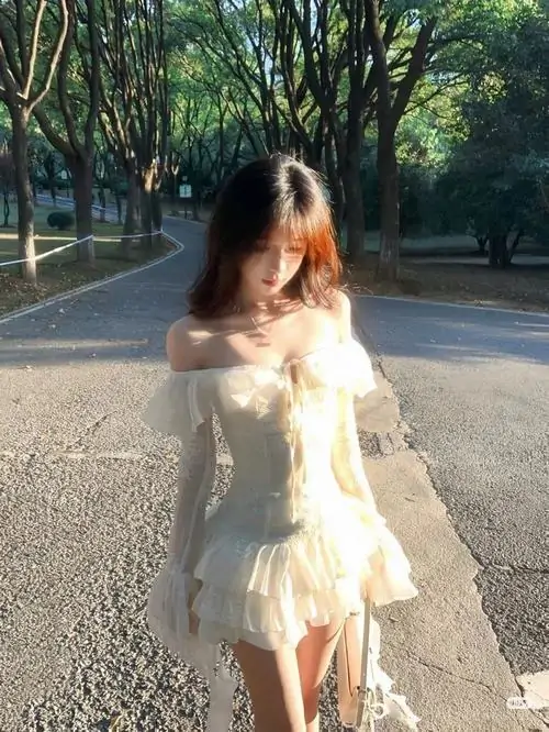 Kho anh thieu nu dien dam trang ngan trong boi canh ngoai troi toc dai va dang pose tu nhien 12