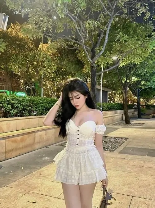 Kho anh thieu nu dien dam trang ngan trong boi canh ngoai troi toc dai va dang pose tu nhien 13