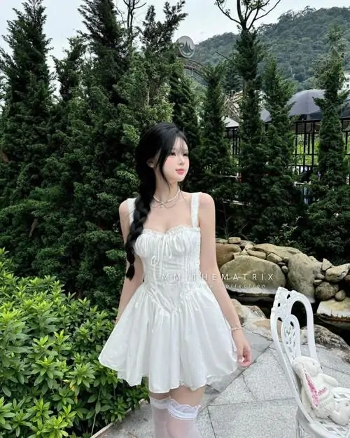 Kho anh thieu nu dien dam trang ngan trong boi canh ngoai troi toc dai va dang pose tu nhien 14