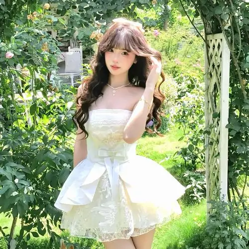 Kho anh thieu nu dien dam trang ngan trong boi canh ngoai troi toc dai va dang pose tu nhien 15