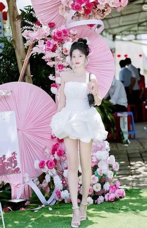 Kho anh thieu nu dien dam trang ngan trong boi canh ngoai troi toc dai va dang pose tu nhien 16