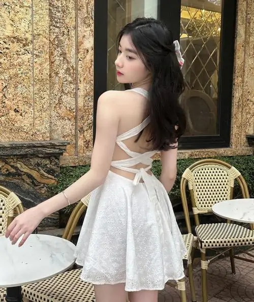 Kho anh thieu nu dien dam trang ngan trong boi canh ngoai troi toc dai va dang pose tu nhien 17