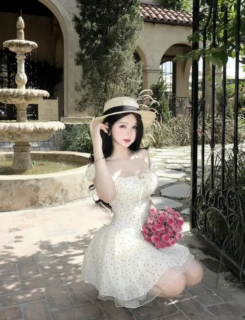 Kho anh thieu nu dien dam trang ngan trong boi canh ngoai troi toc dai va dang pose tu nhien 18
