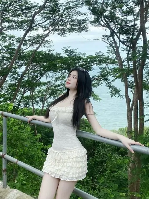 Kho anh thieu nu dien dam trang ngan trong boi canh ngoai troi toc dai va dang pose tu nhien 2