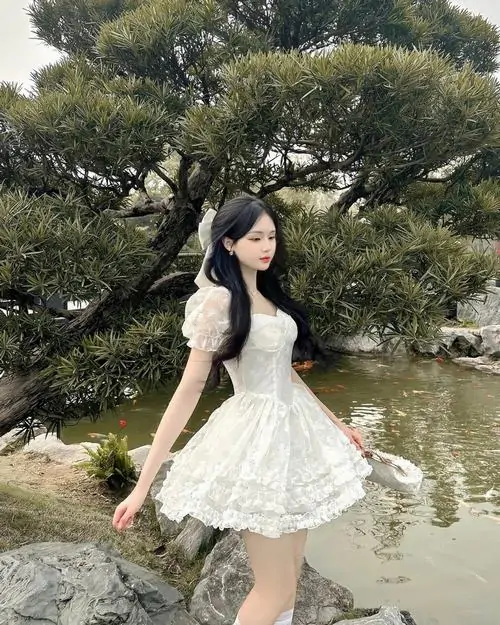 Kho anh thieu nu dien dam trang ngan trong boi canh ngoai troi toc dai va dang pose tu nhien 3