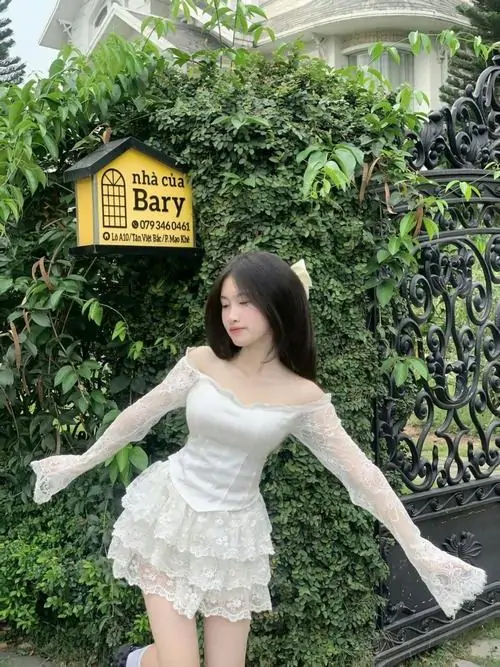 Kho anh thieu nu dien dam trang ngan trong boi canh ngoai troi toc dai va dang pose tu nhien 5