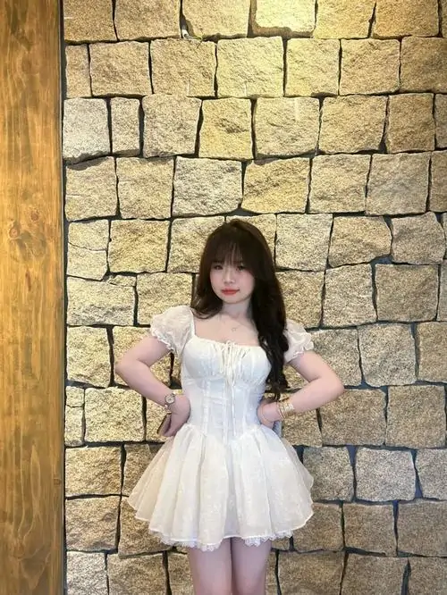 Kho anh thieu nu dien dam trang ngan trong boi canh ngoai troi toc dai va dang pose tu nhien 6