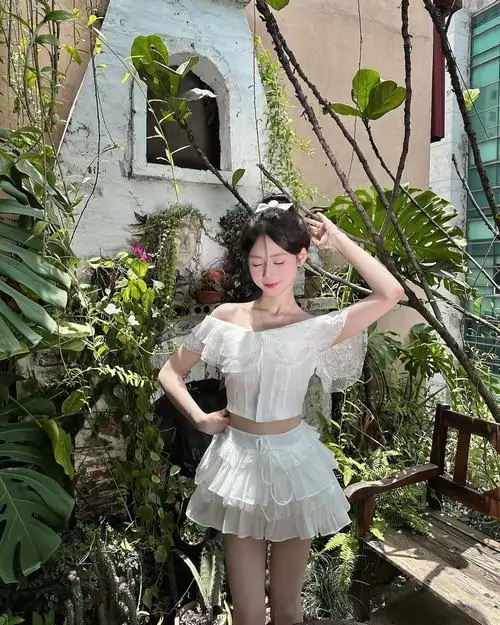 Kho anh thieu nu dien dam trang ngan trong boi canh ngoai troi toc dai va dang pose tu nhien 7