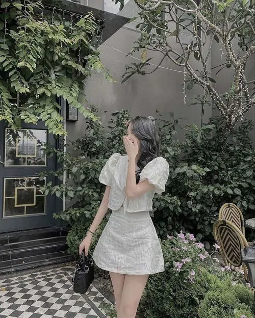Kho anh thieu nu dien dam trang ngan trong boi canh ngoai troi toc dai va dang pose tu nhien 9