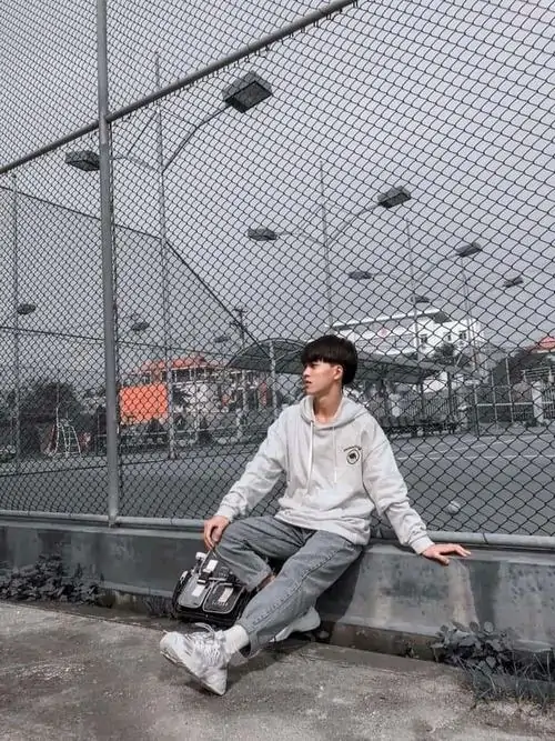 Kho anh trai dep 2k8 thu hut nguoi xem boi vibe tre trung goc chup ngau nhe va outfit hoc sinh hop mat 1