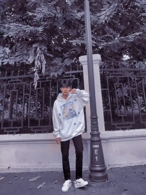 Kho anh trai dep 2k8 thu hut nguoi xem boi vibe tre trung goc chup ngau nhe va outfit hoc sinh hop mat 12