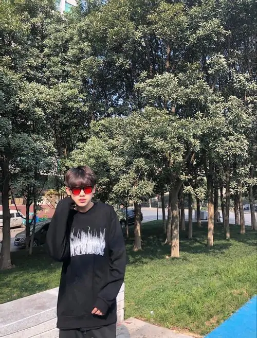 Kho anh trai dep 2k8 thu hut nguoi xem boi vibe tre trung goc chup ngau nhe va outfit hoc sinh hop mat 2
