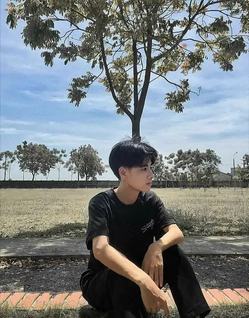 Kho anh trai dep 2k8 thu hut nguoi xem boi vibe tre trung goc chup ngau nhe va outfit hoc sinh hop mat 4