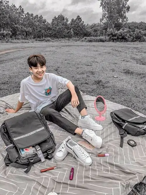 Kho anh trai dep 2k8 thu hut nguoi xem boi vibe tre trung goc chup ngau nhe va outfit hoc sinh hop mat 6