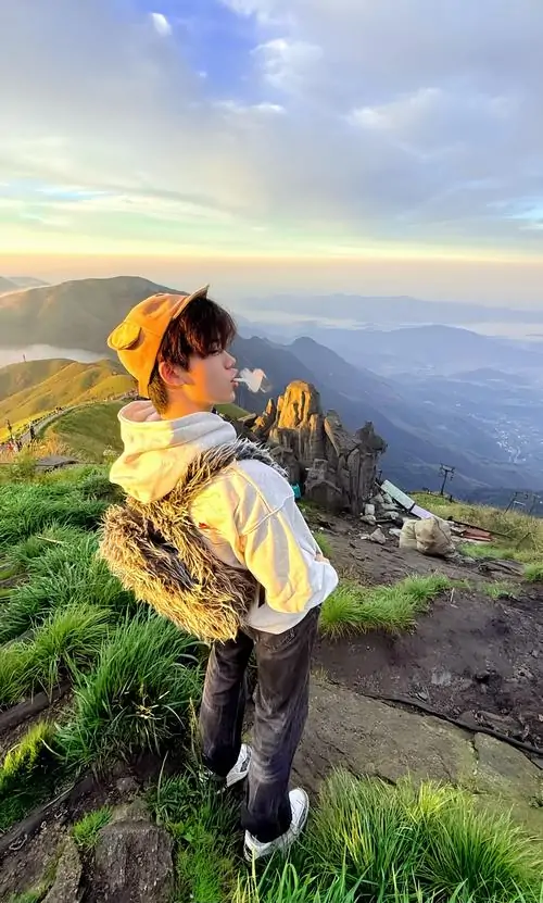 Kho anh trai dep 2k8 thu hut nguoi xem boi vibe tre trung goc chup ngau nhe va outfit hoc sinh hop mat 7
