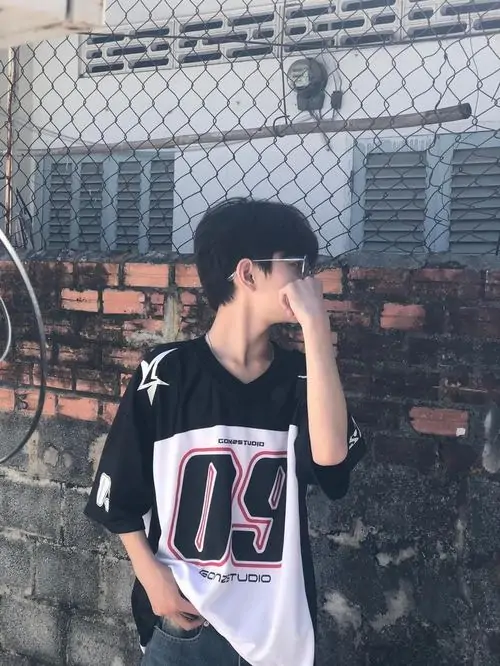 Kho anh trai dep 2k8 thu hut nguoi xem boi vibe tre trung goc chup ngau nhe va outfit hoc sinh hop mat 9