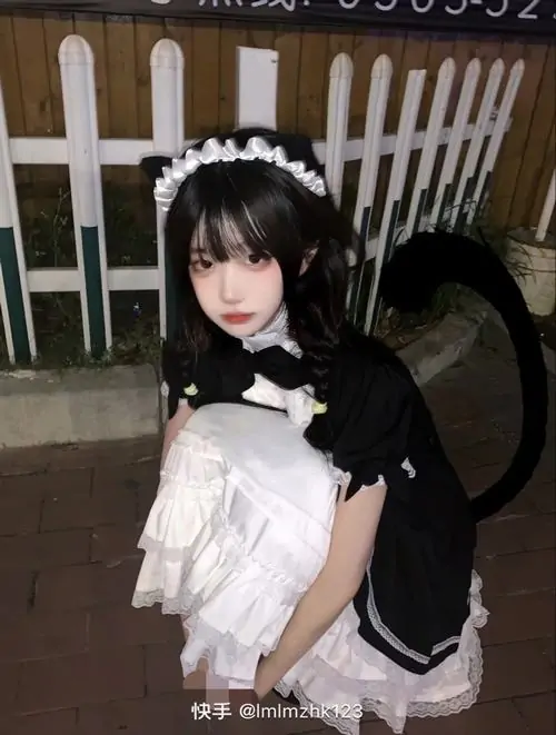 Loat Anh thieu nu dien do hau phong voi bang do cai toc tat dui va anh nhin e ap 4