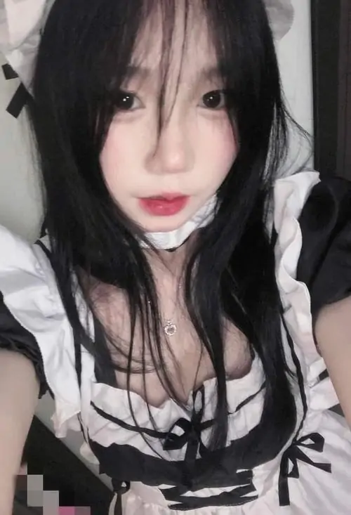 Loat Anh thieu nu dien do hau phong voi bang do cai toc tat dui va anh nhin e ap 8
