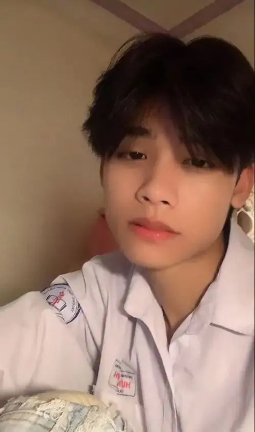 Nam sinh 2k11 voi visual trong treo outfit gon gang va bieu cam tu nhien khien anh them gan gui 11